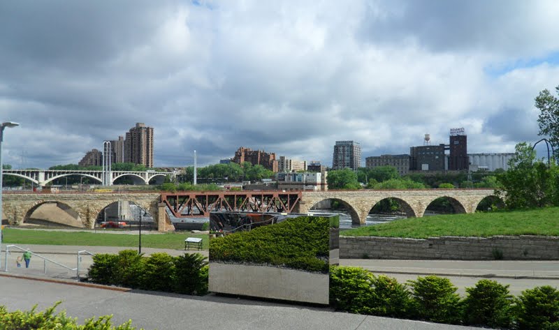 stone arch bridge minneapolis nordeast view